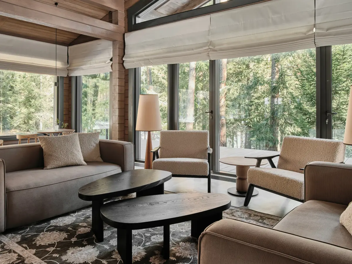 Мягкие диваны у панорамных окон Мягкие диваны у панорамных окон